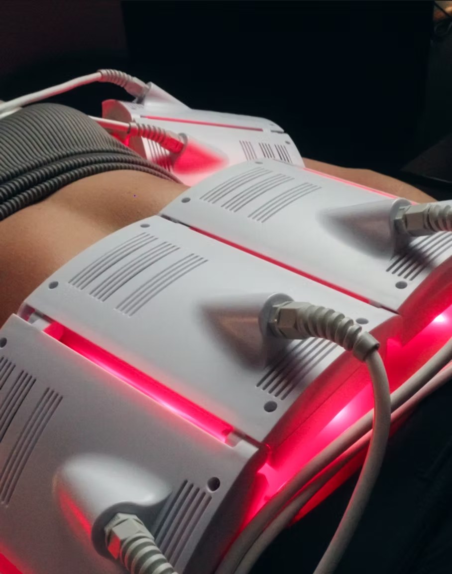 Tratamiento de contorno corporal Invisa-RED en curso, paletas de luz roja sobre el torso